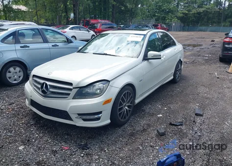 2012 Mercedes-Benz C 250 Luxury/Sport z USA, uszkodzony, nr VIN WDDGF4HB7CR202785